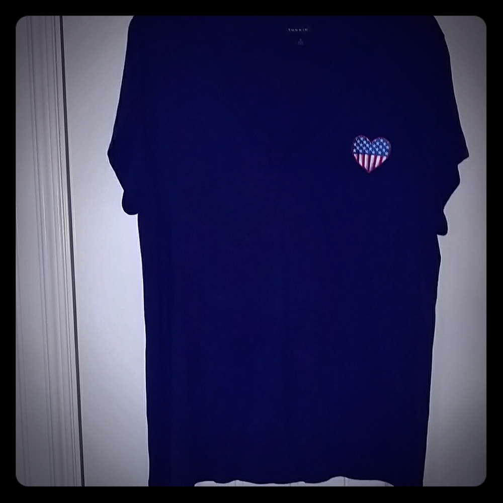 Torrid t-shirt SZ 0 navy with heart patch